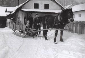 Kage Daniel als kleiner Junge und Bauer Anton um 1960 vor der Schmiede mit Pferd Moritz