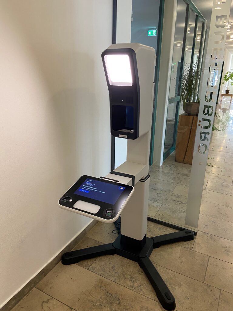 Aufnahme von digitalen Passfotos im Bürgerbüro 1 PointID
